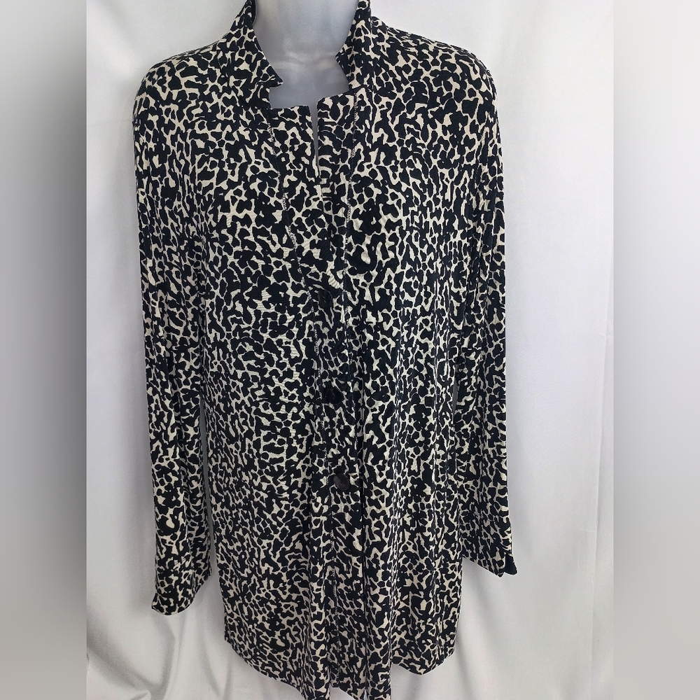 CHICOS Black and‎ White Long Sleeve Office Animal Print Button Up Top Sz 1